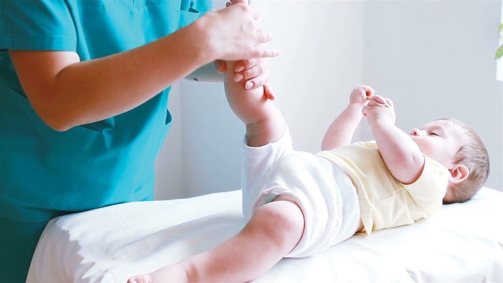 Bebê recebendo fisioterapia